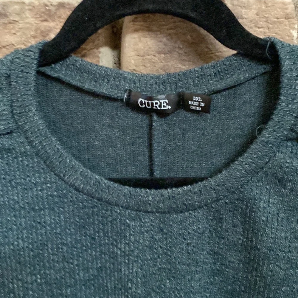 NWT Cure hi-low green sweater with wooden button detail. Size 2XL - Picture 6 of 8